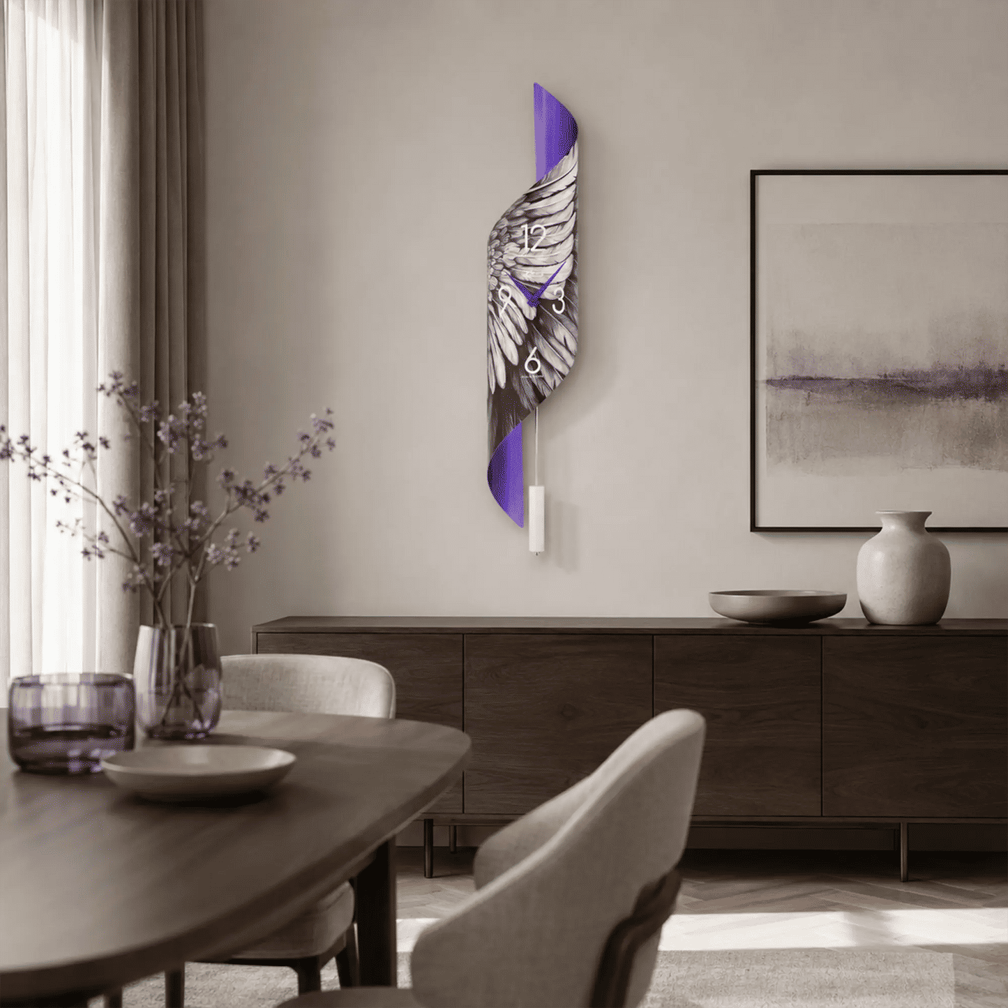 Wanduhr an der Wand mit schwarz-weißem Federblatt, violettem Einsatz und weißen Ziffern