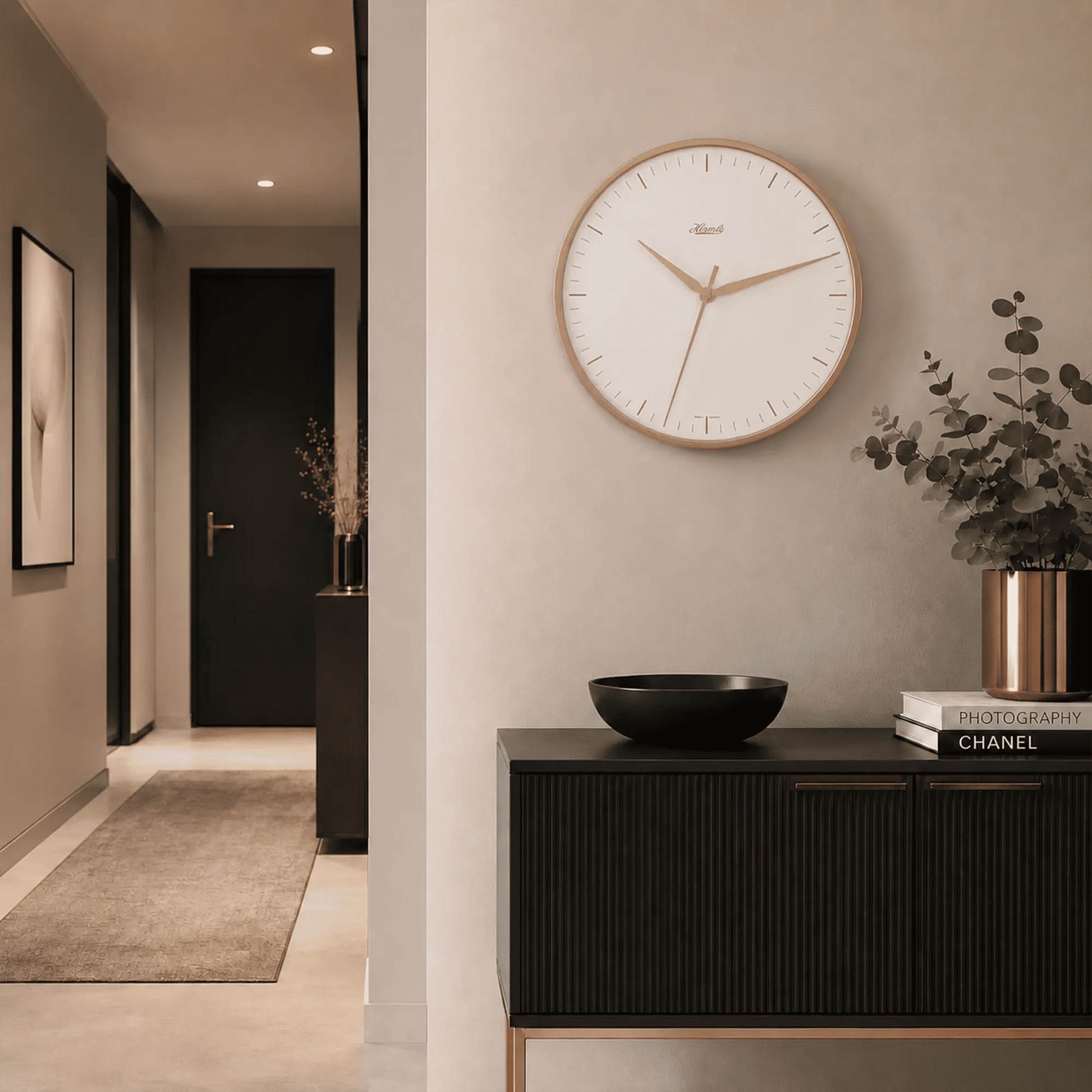 Wanduhr mit rundem Rosé-Metallrahmen und weißem Zifferblatt an beiger Wand