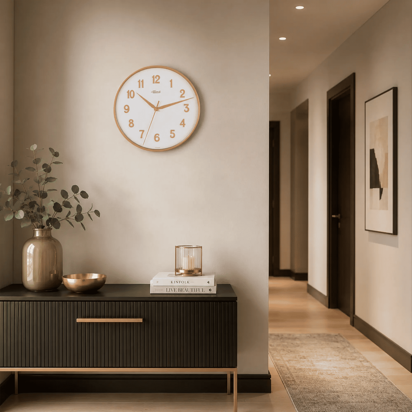 Wanduhr an der Wand mit orangefarbenem Metallrahmen, weißem Zifferblatt und orangefarbenen Zeigern