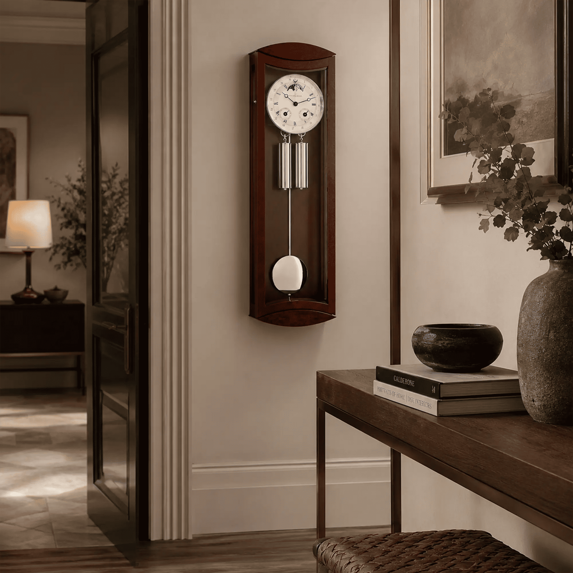 Holz-Wanduhr an der Wand mit rundem Zifferblatt und weißem Pendelgewicht im Gehäuse