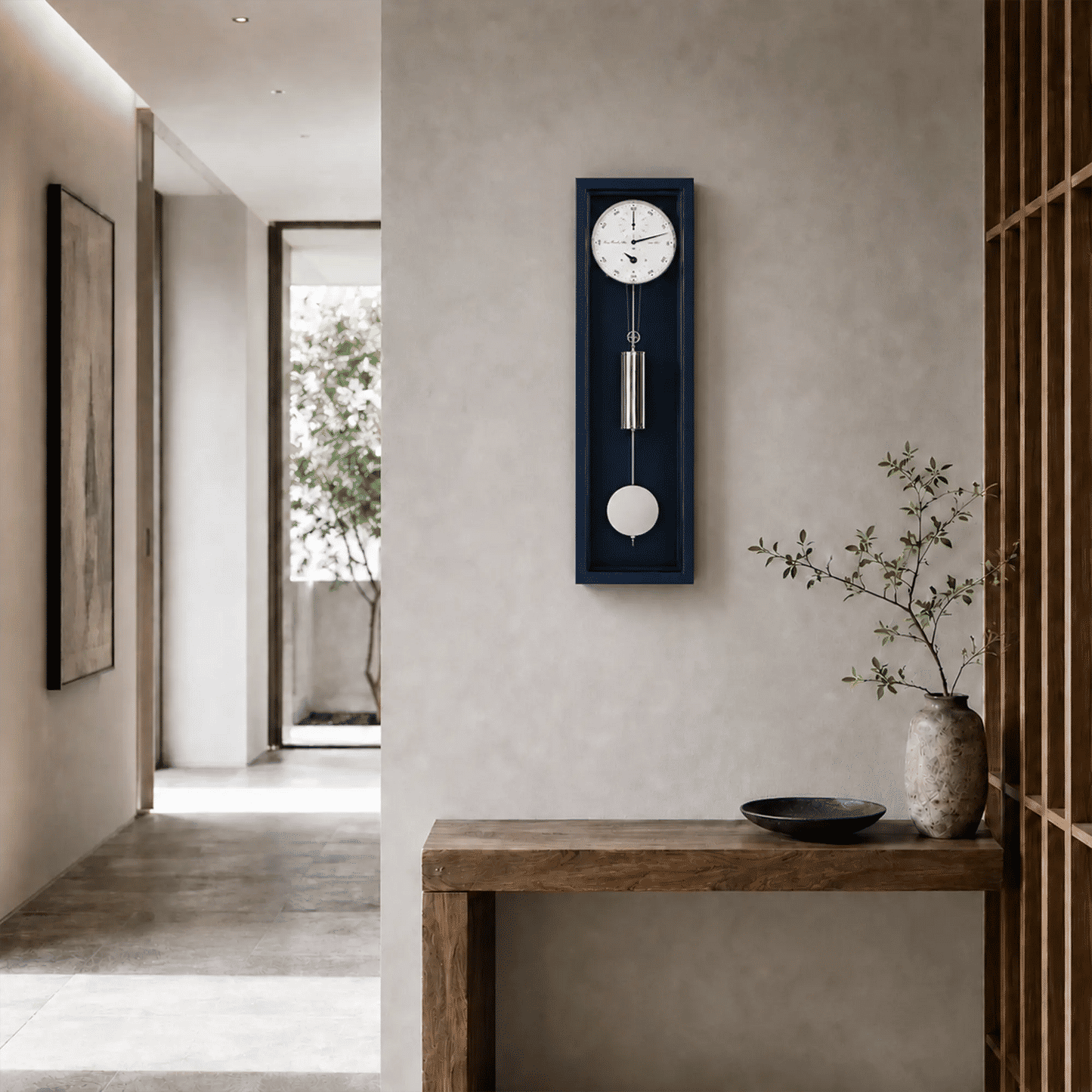 Wanduhr im dunklen Rahmen mit rundem Zifferblatt, Pendelstange und rundem Gewichtelement