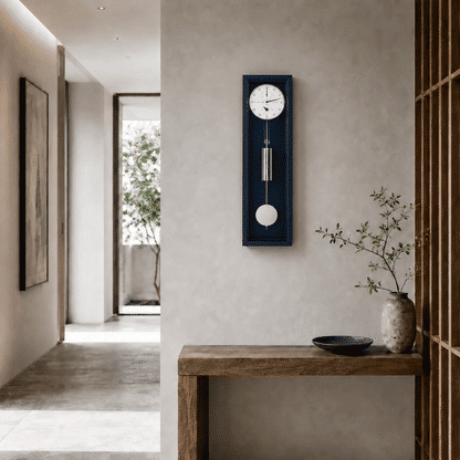Wanduhr im dunklen Rahmen mit rundem Zifferblatt, Pendelstange und rundem Gewichtelement