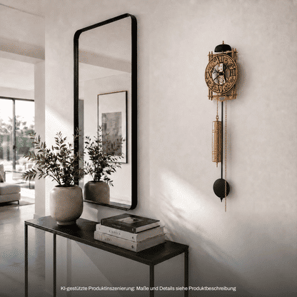 Wanduhr an der Wand mit offenem Ziffernrad, goldfarbenem Pendelgewicht und Kette