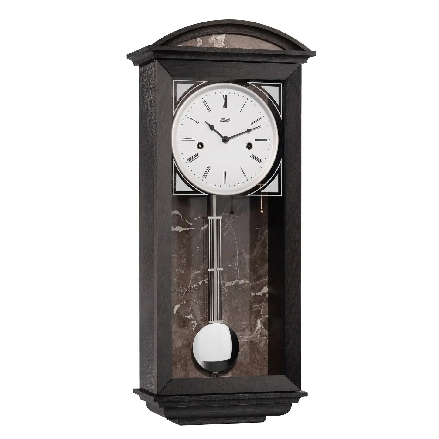 Wanduhr mit dunklem Holzgehäuse, weißem Zifferblatt und römischen Zahlen, Pendel sichtbar