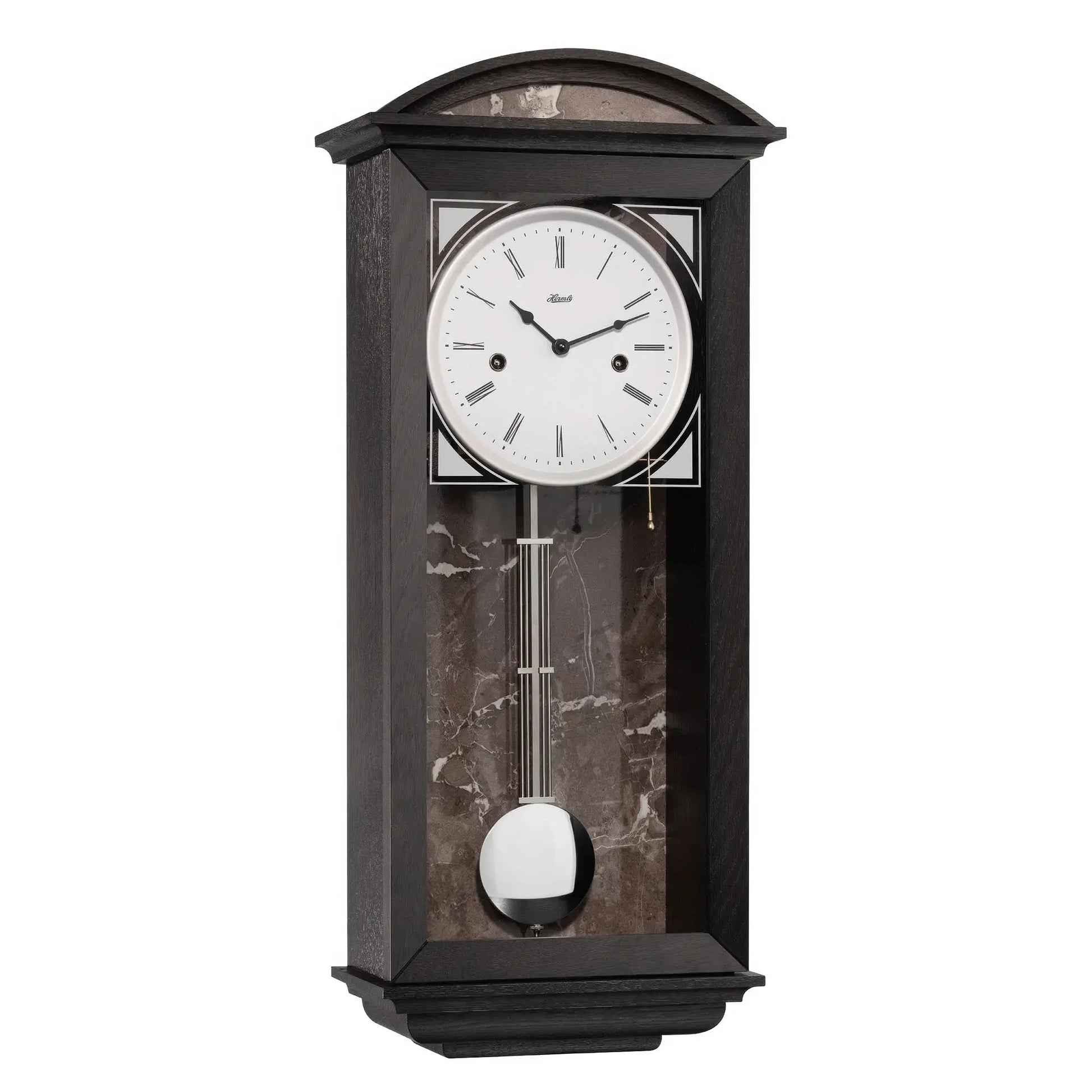 Wanduhr mit dunklem Holzgehäuse, weißem Zifferblatt und römischen Zahlen, Pendel sichtbar