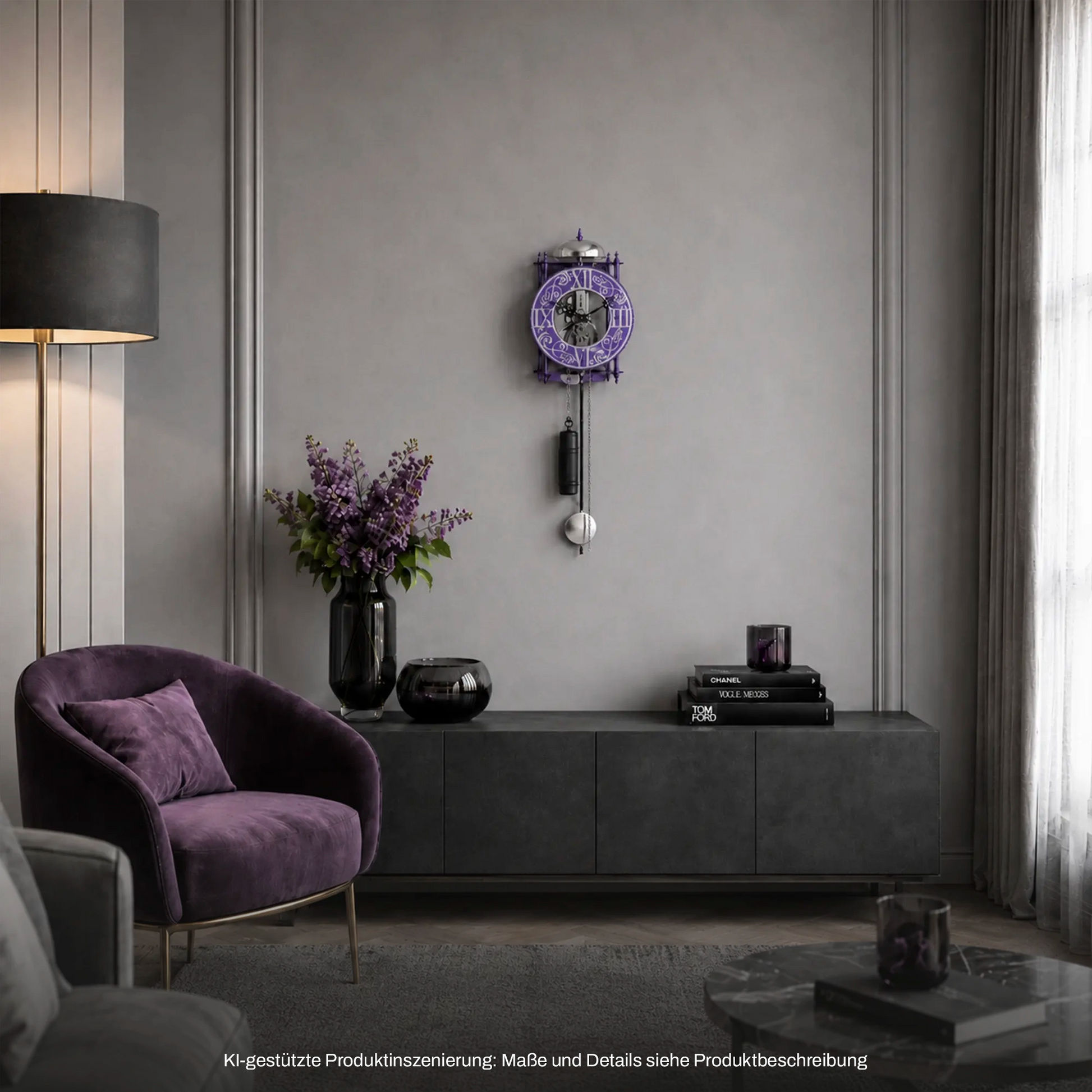 Wanduhr mit violettem Skelett-Zifferblatt und hängendem Pendelgewicht an der Wand