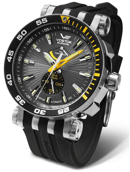 Vostok Europe Herrenuhr mit schwarzem Zifferblatt, gelbem Tauchring und schwarzem Armband
