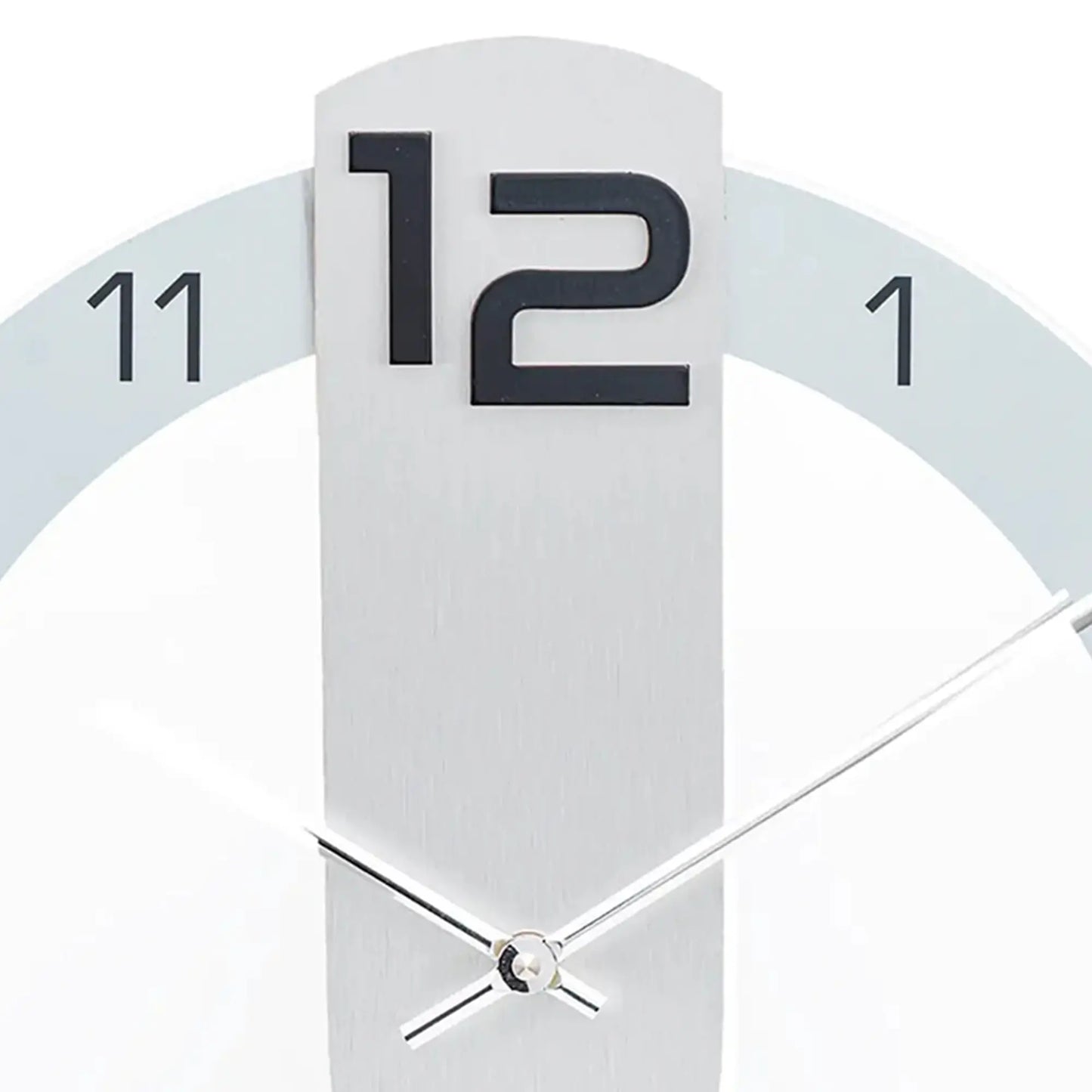 Detail Wanduhr: Ziffernblock mit 12, weißes Gehäuse, blauer Ring und silberne Zeiger