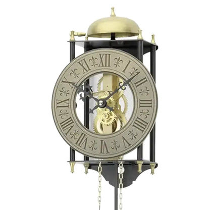 Wanduhr-Uhrwerk mit römischen Ziffern, goldfarbenem Mechanismus und Ketten