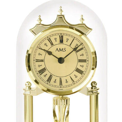 Nahaufnahme: goldfarbenes Zifferblatt der Standuhr mit AMS und römischen Zahlen