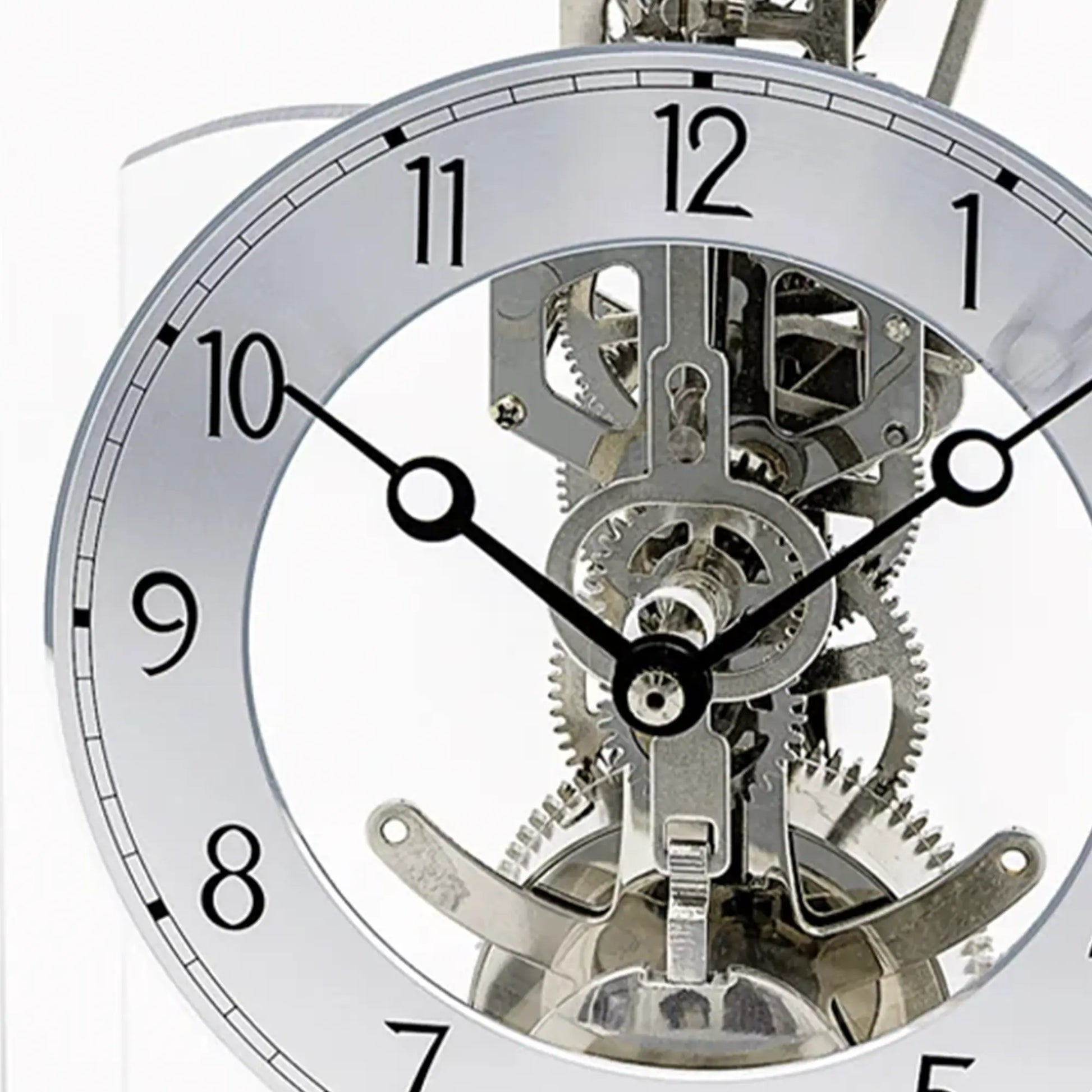 AMS T1188 Tischuhr Nahansicht: analoges Zifferblatt und sichtbares mechanisches Uhrwerk.