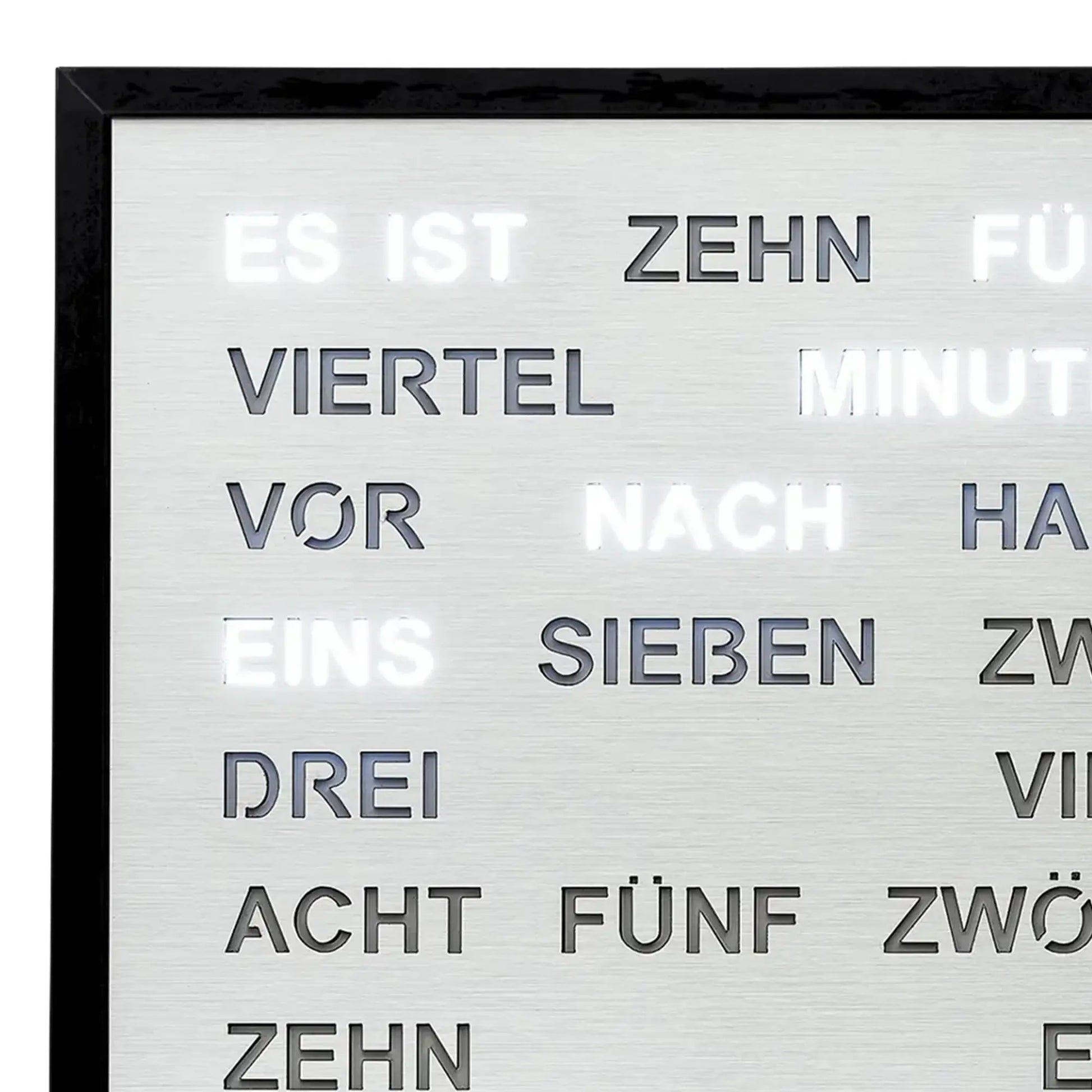 Nahaufnahme der LED-Wortuhr mit schwarzem Rahmen und Text „VIERTEL VOR“