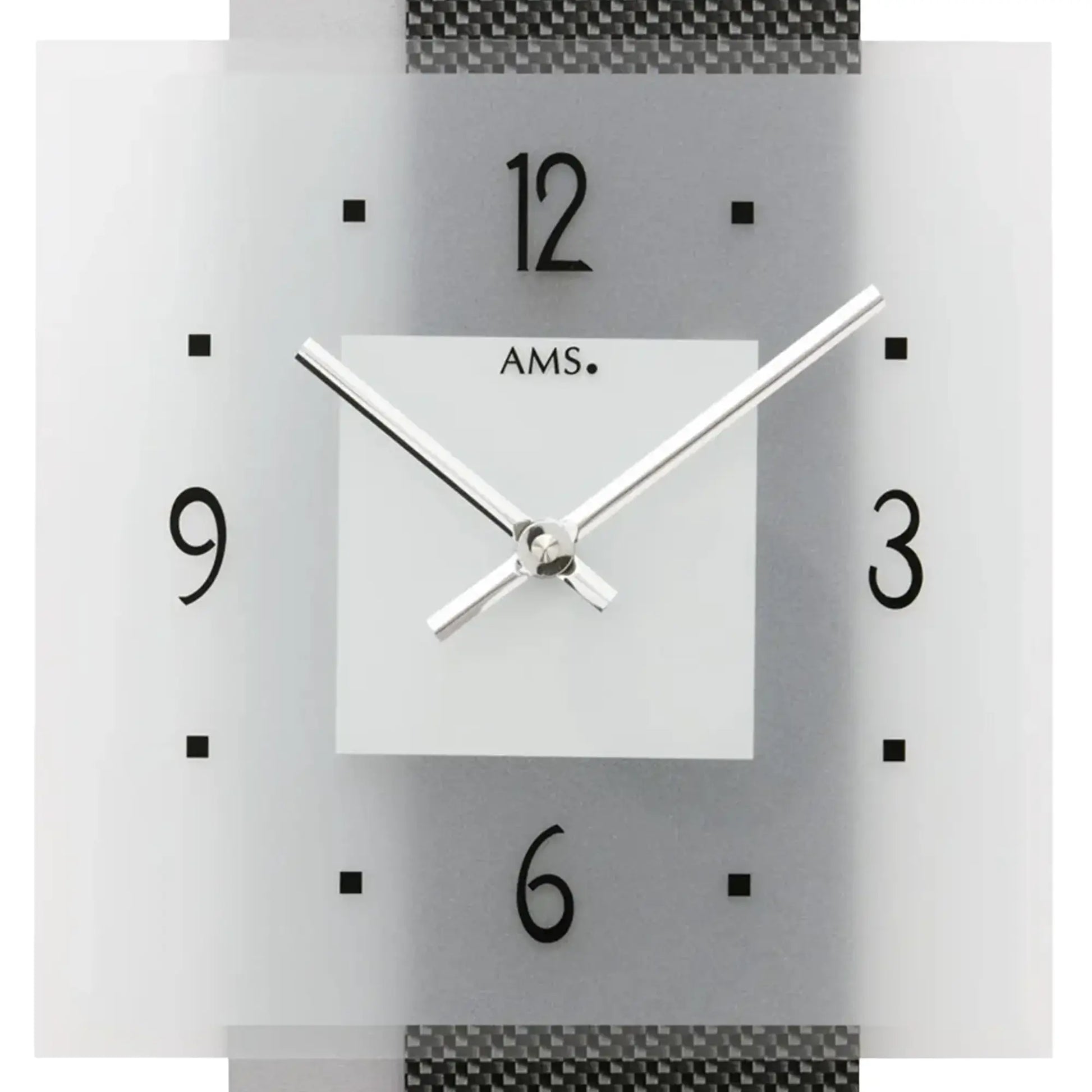 Nahaufnahme Wanduhr, weißes Zifferblatt mit Ams.-Logo, schwarzen Zahlen und silbernen Zeigern