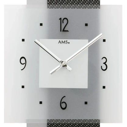 Nahaufnahme Wanduhr, weißes Zifferblatt mit Ams.-Logo, schwarzen Zahlen und silbernen Zeigern
