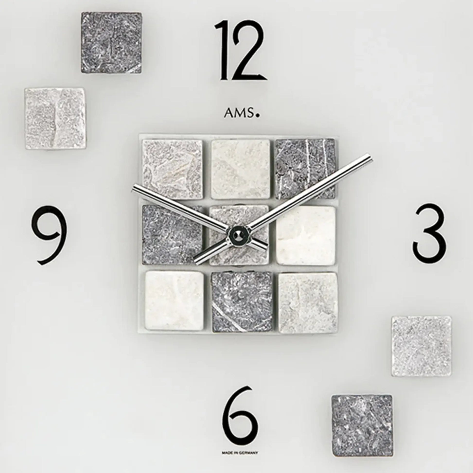 Nahansicht Wanduhr: Natursteinplättchen, Mineralglas, Zahlen 12/9/6/3 und Metallzeiger