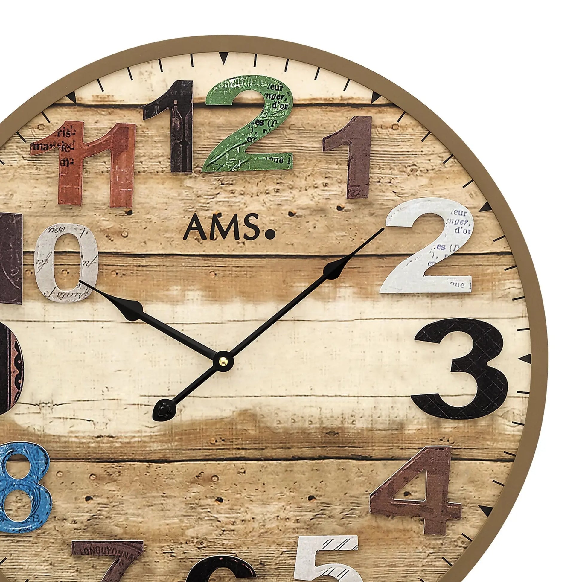 Wanduhr-Zifferblatt im Detail: AMS-Schriftzug, schwarze Zeiger und große aufliegende Zahlen
