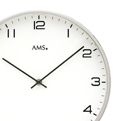 Nahaufnahme der Wanduhr: weißes Zifferblatt, schwarze Zeiger, vernickelter Rand