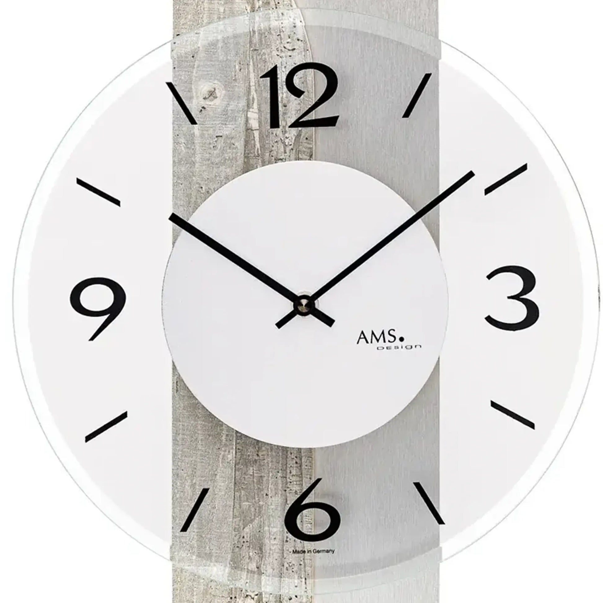 Nahaufnahme Wanduhr: weißer Kreis mit schwarzen Zahlen, Betonstruktur, AMS-Logo