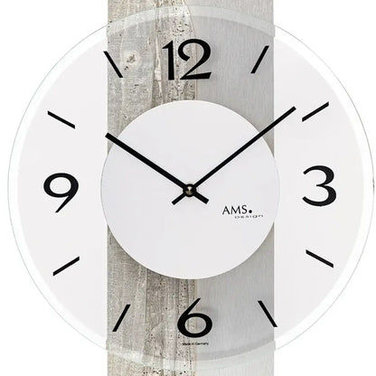 Nahaufnahme Wanduhr: weißer Kreis mit schwarzen Zahlen, Betonstruktur, AMS-Logo