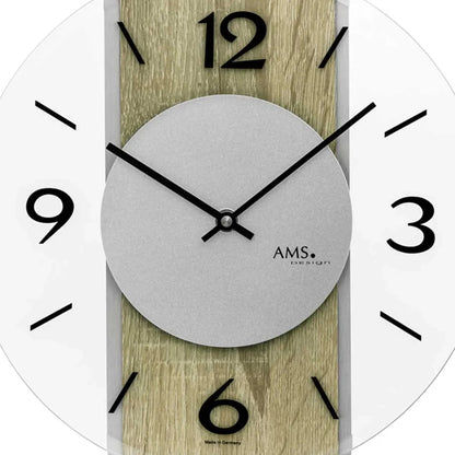 Detail der Wanduhr: hellgraues Zifferblatt, schwarze arabische Zahlen, schwarze Zeiger, AMS-Logo