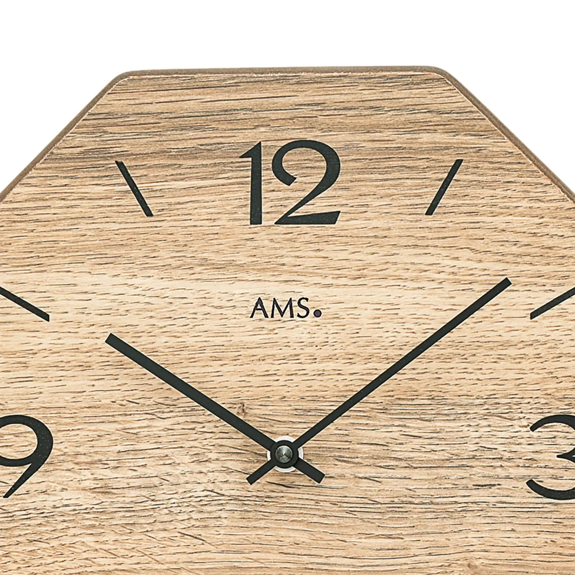 Nahaufnahme einer Achteck-Wanduhr: naturfarbenes Holz, schwarze Zahlen und Zeiger