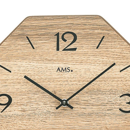 Nahaufnahme einer Achteck-Wanduhr: naturfarbenes Holz, schwarze Zahlen und Zeiger