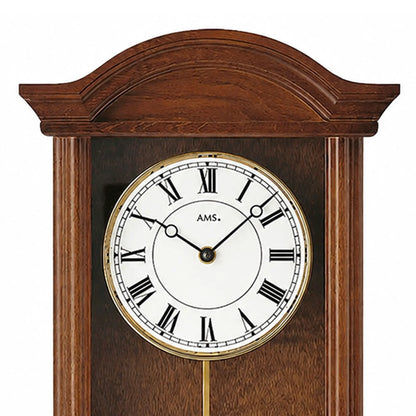Nahaufnahme: Wanduhr-Ziffernblatt mit römischen Zahlen und AMS-Zeigerwerk