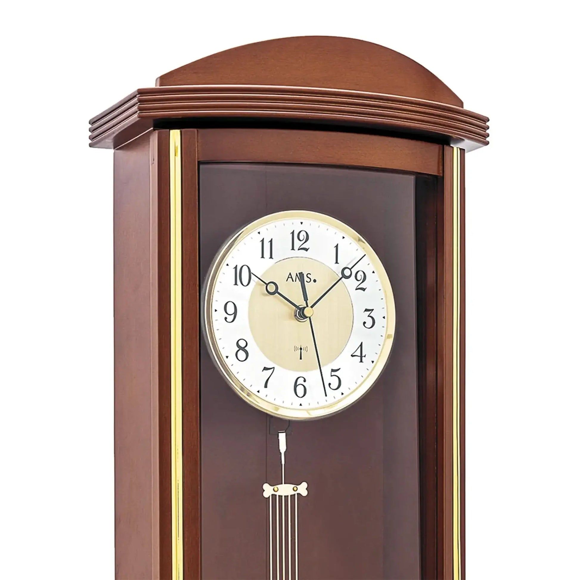 Pendelwanduhr im Nussbaumgehäuse: Nahansicht Ziffernblatt mit Pendelwerk