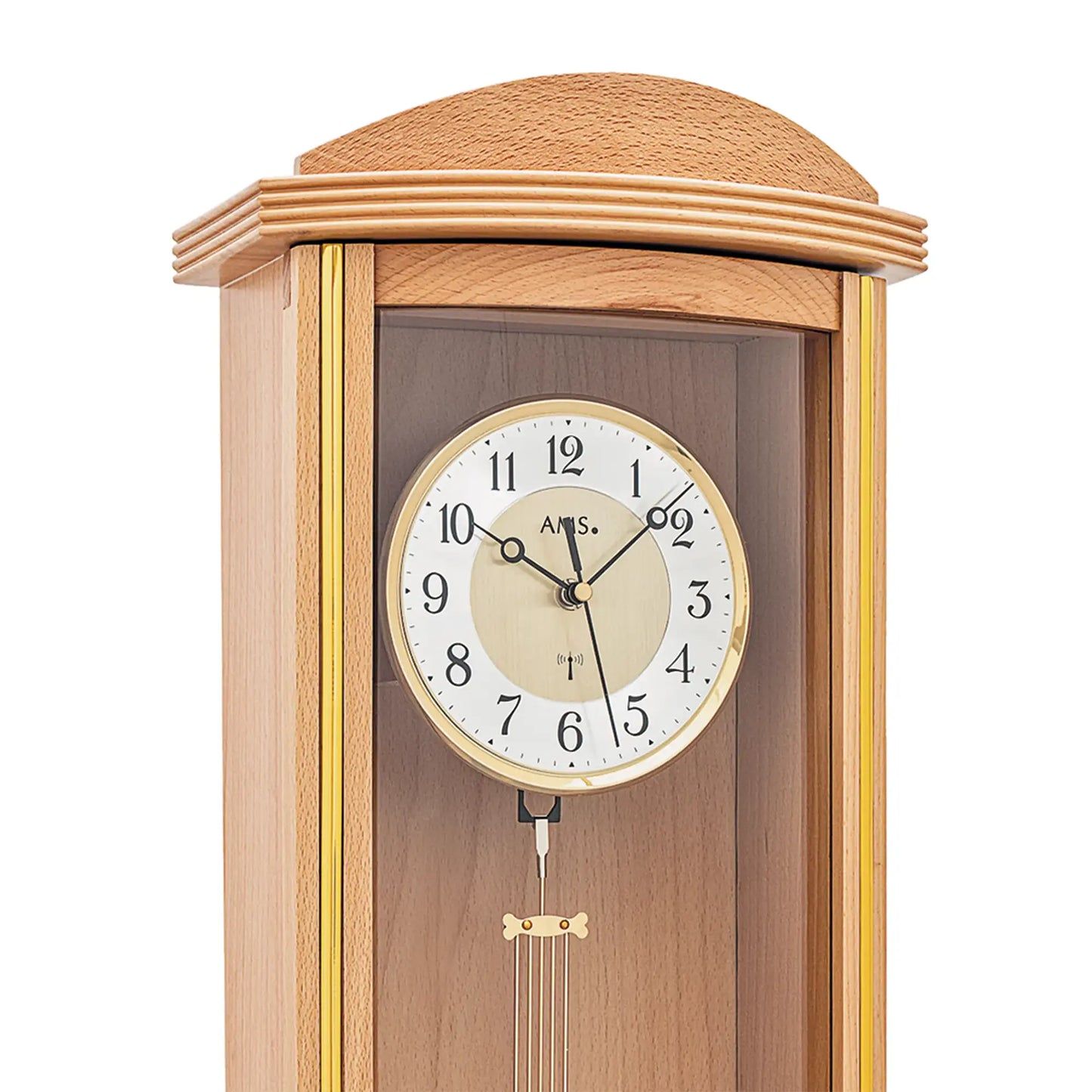 Nahaufnahme der Wanduhr: rundes Zifferblatt, Pendel und goldfarbene Ornamente