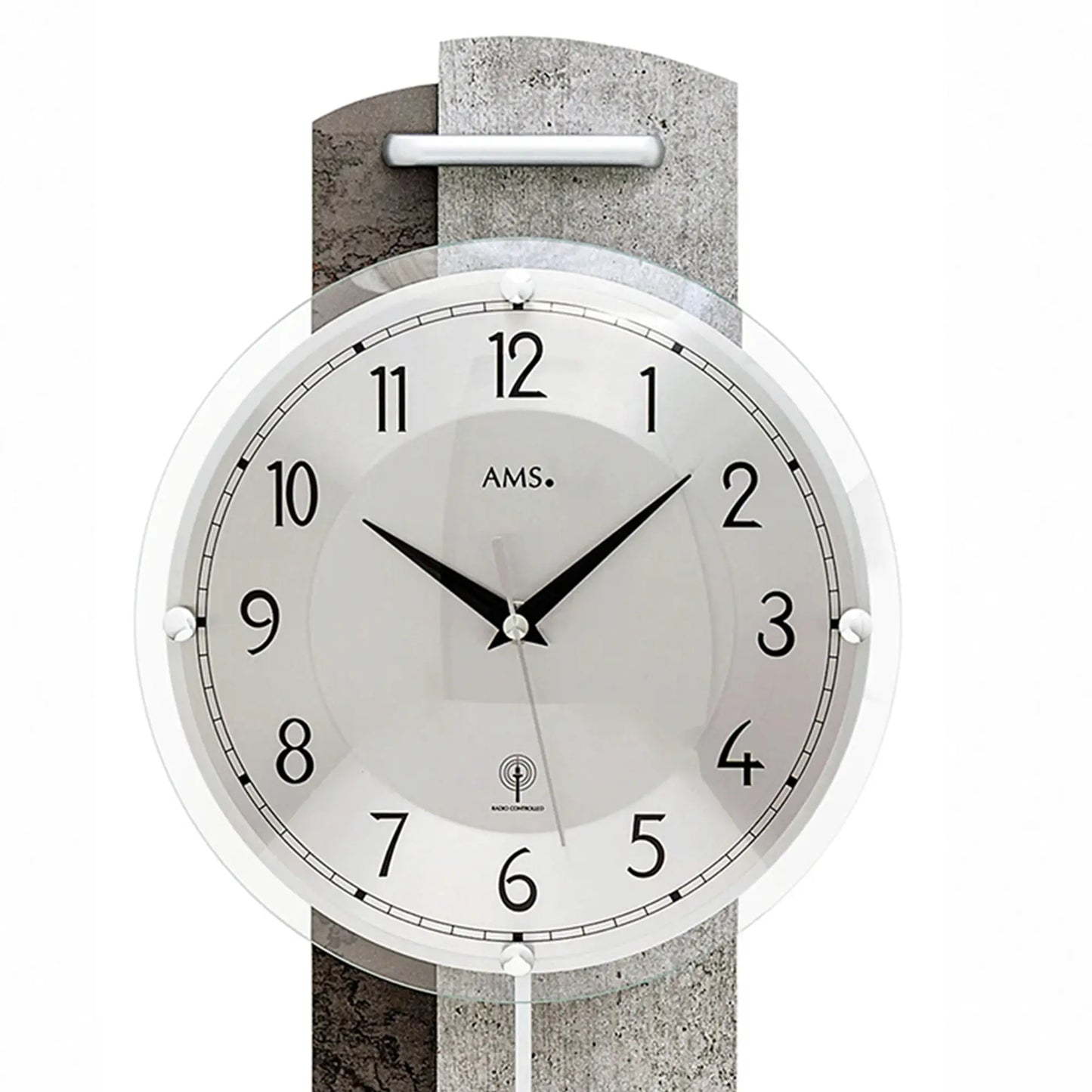 Nahaufnahme Wanduhr-Zifferblatt mit schwarzen Zeigern, Steinstruktur, Pendel