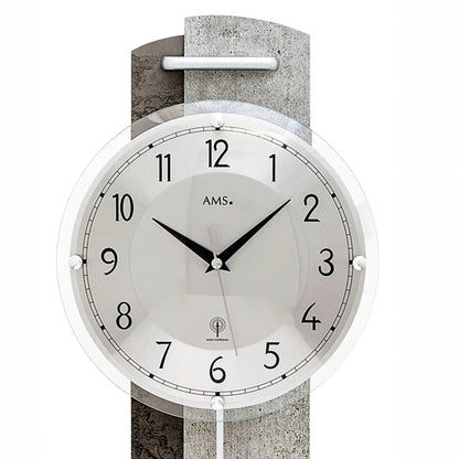 Nahaufnahme Wanduhr-Zifferblatt mit schwarzen Zeigern, Steinstruktur, Pendel