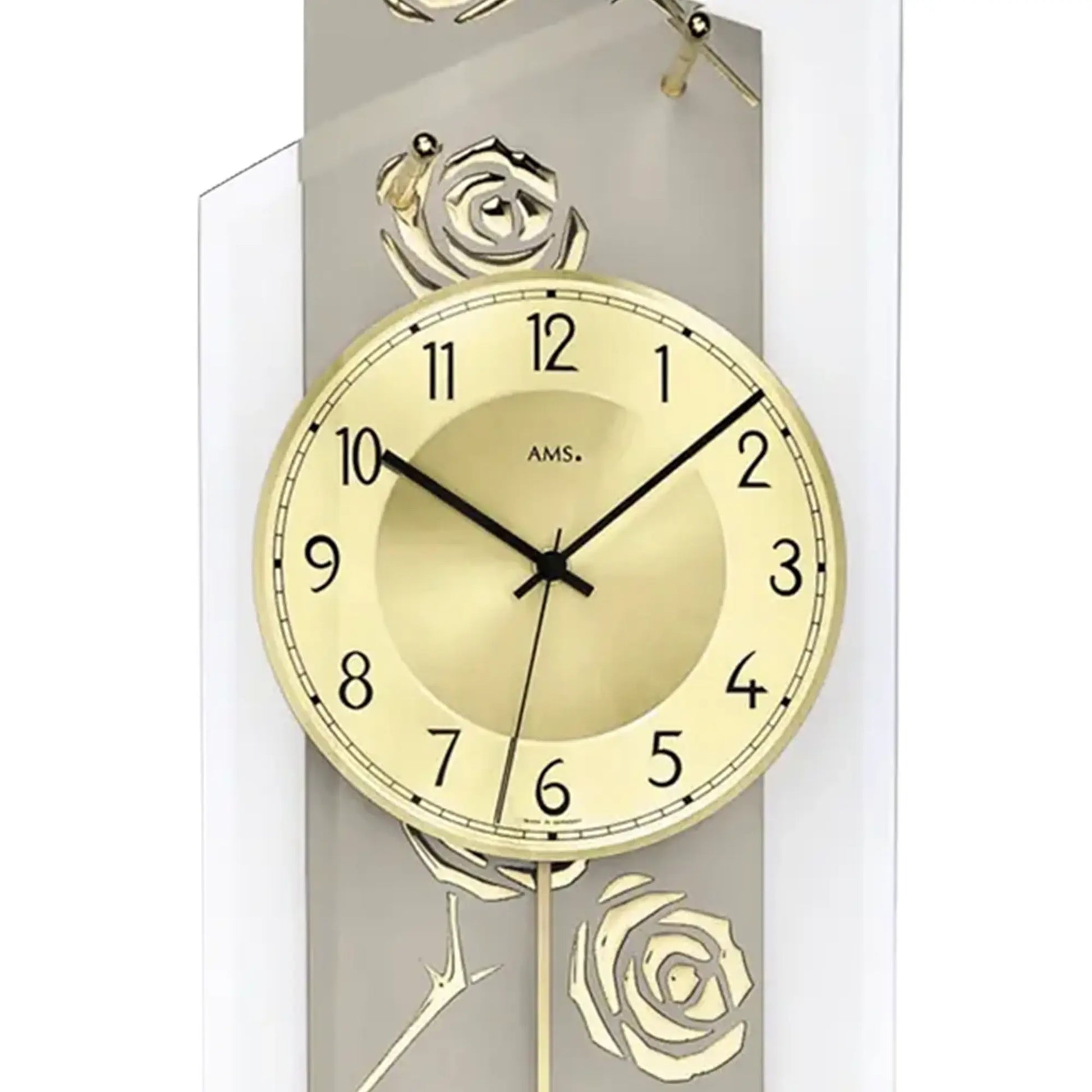 Nahaufnahme: Wanduhr mit goldenem Ziffernblatt, AMS-Logo und Rosenornamenten