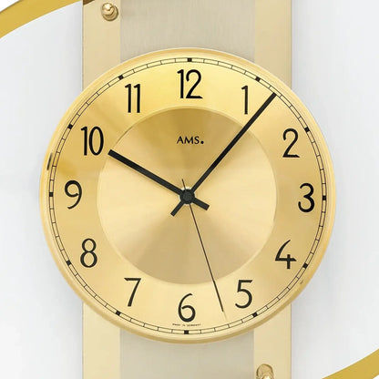 Nahaufnahme Wanduhr: beiges Zifferblatt mit schwarzen Zahlen und goldener Lünette