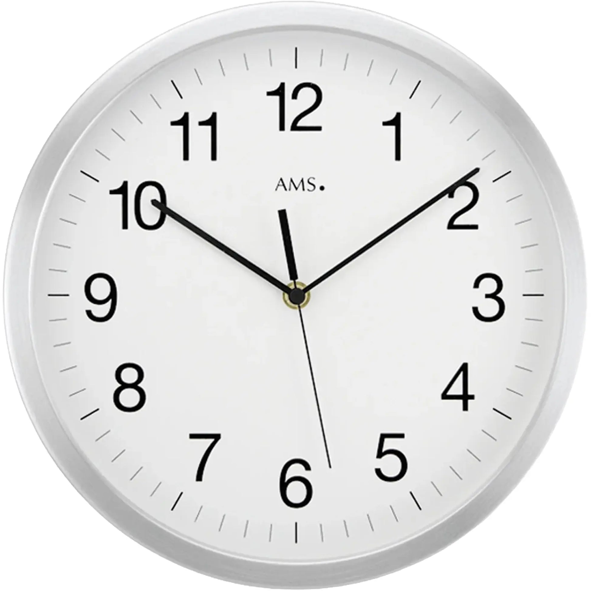 Nahaufnahme Wanduhr: weißes Ziffernblatt, schwarze Zahlen, schwarze Zeiger, AMS.-Markierung