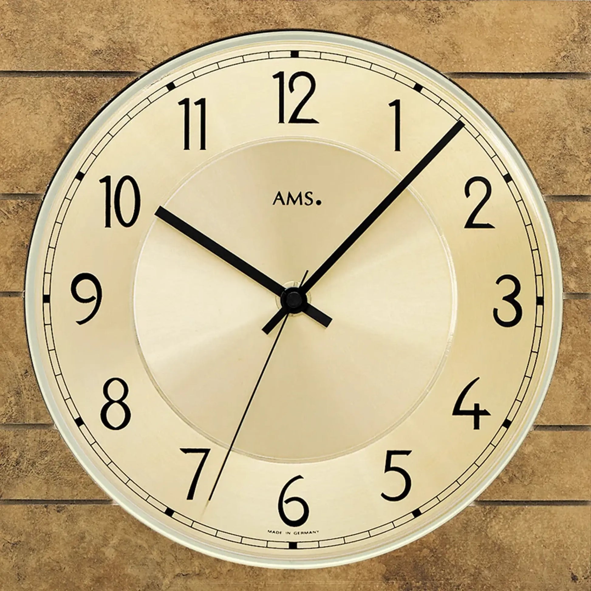 Großaufnahme Wanduhr: rundes cremefarbenes Zifferblatt, schwarze Zeiger, Holzrahmen, Mineralglas