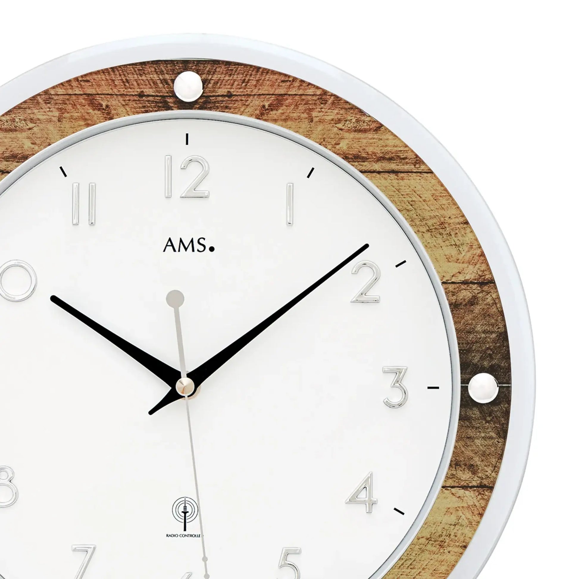 Nahaufnahme der AMS Funkwerk Wanduhr: weißes Zifferblatt, aufgesetzte Zahlen, brauner Holzring