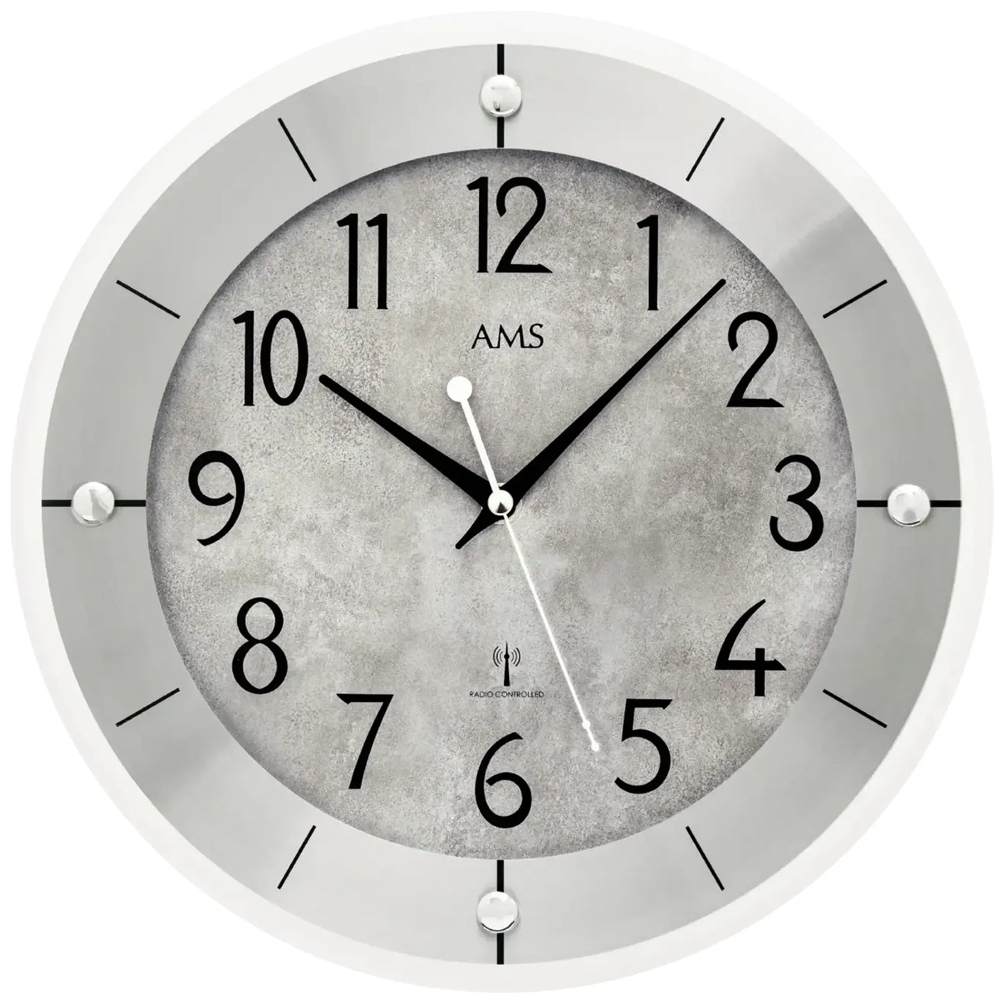 Runde Wanduhr mit grauem Zifferblatt, schwarzen Zahlen, silbernen Zeigern und Punktmarkierungen.