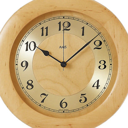 Nahaufnahme: runde Wanduhr mit Holzoptik, analogen Ziffern, Mineralglas und schwarzen Zeigern