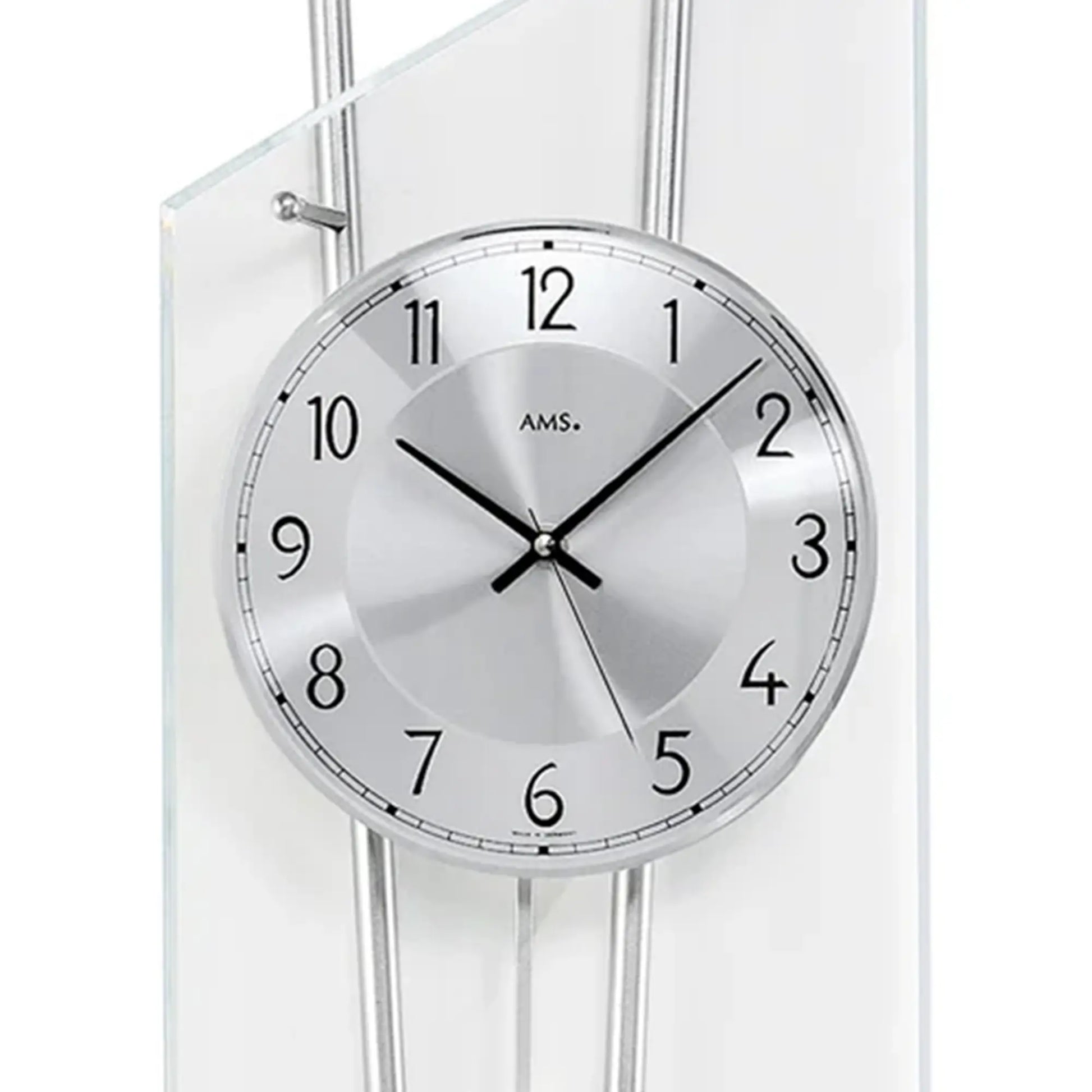 AMS Wanduhr mit rundem Zifferblatt, schwarzen Zeigern und klarer Glasabdeckung