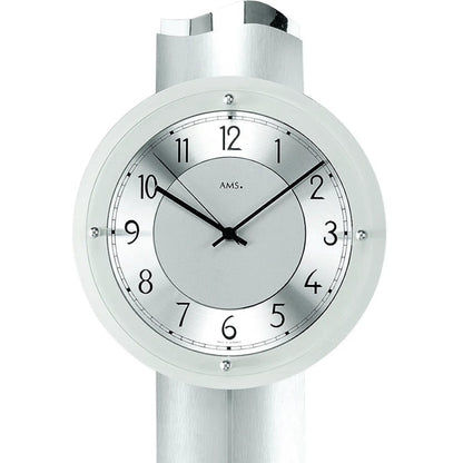 Silberne Funk-Pendelwanduhr, Nahansicht des runden Zifferblatts mit AMS-Logo
