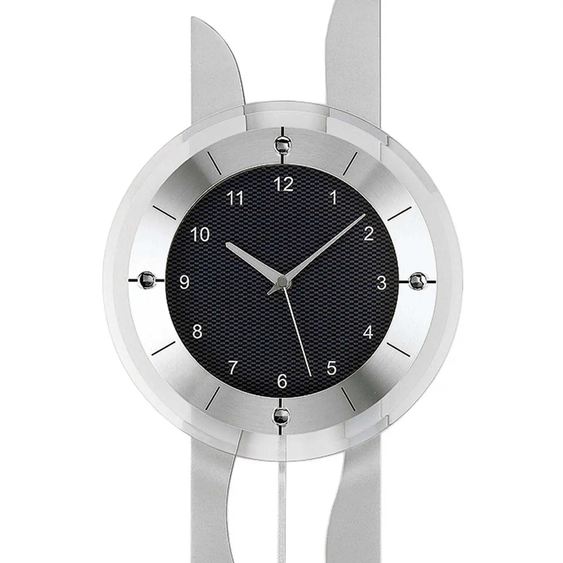 Nahaufnahme Wanduhr: schwarzes Zifferblatt mit silbernen Stundenmarkierungen und Zeigern