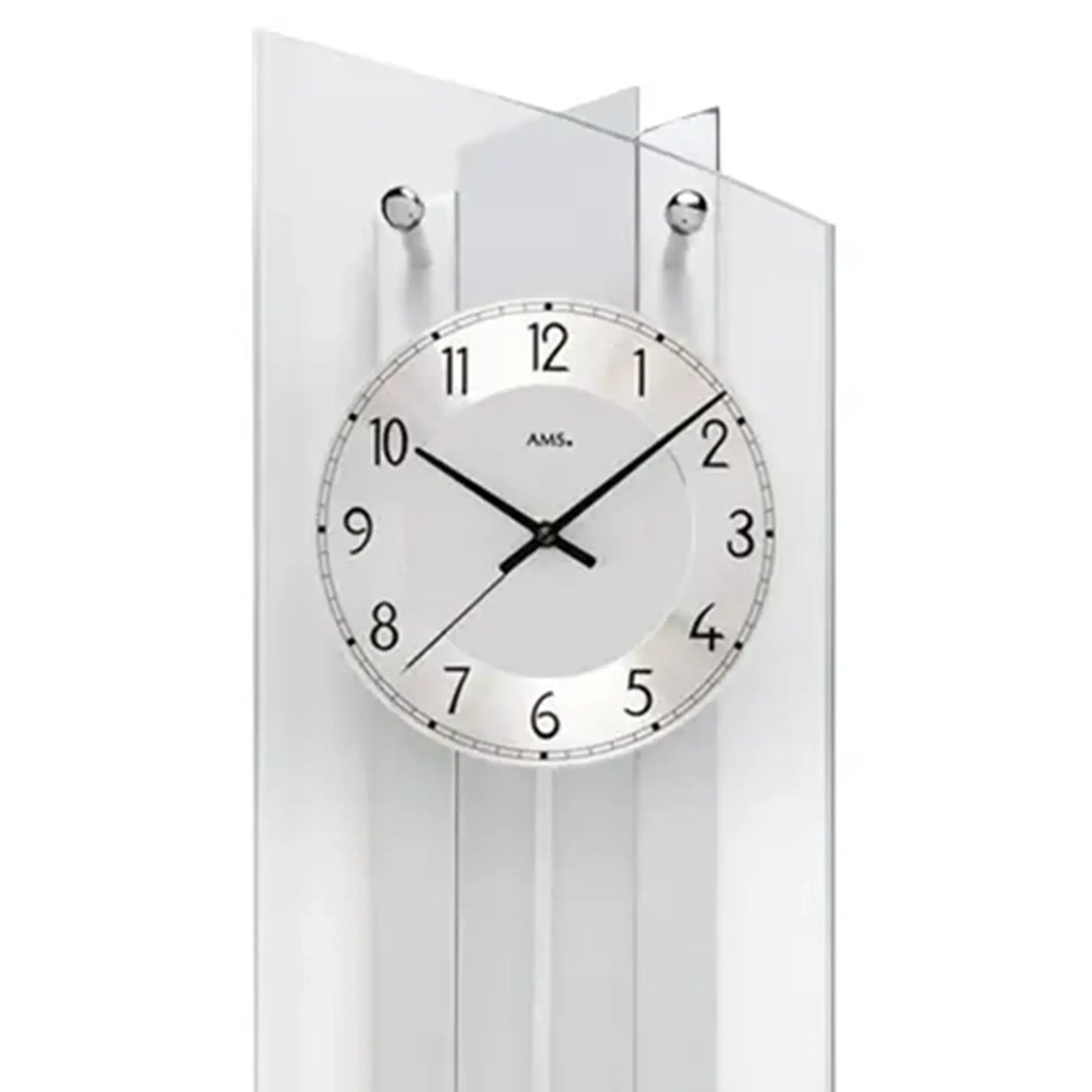 Nahaufnahme Wanduhr-Ziffernblatt mit schwarzen Zeigern, AMS-Schrift und silberner Umrandung