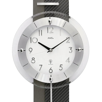 AMS Funk-Pendelwanduhr Detail: silbernes Zifferblatt mit schwarzen Zeigern und Ziffern