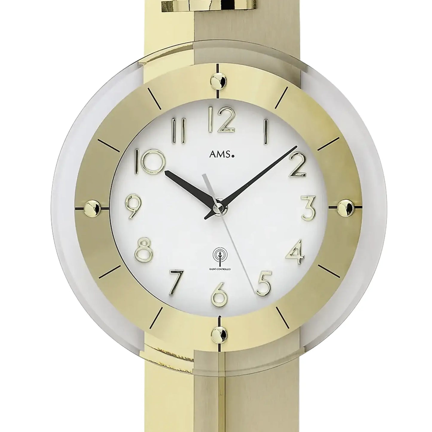 Nahaufnahme der Wanduhr: rundes Ziffernblatt mit A.M.S.-Logo und goldenen Zeigern