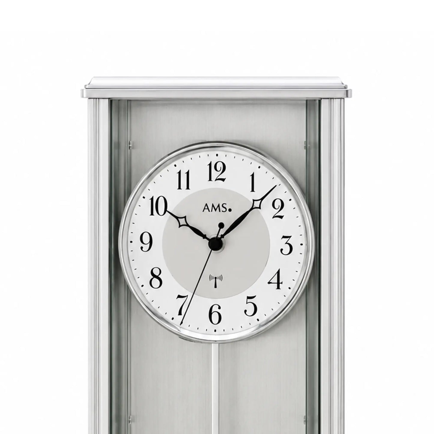 Wanduhr-Ziffernblatt der silbernen Wanduhr mit AMS-Logo und Minutenskala