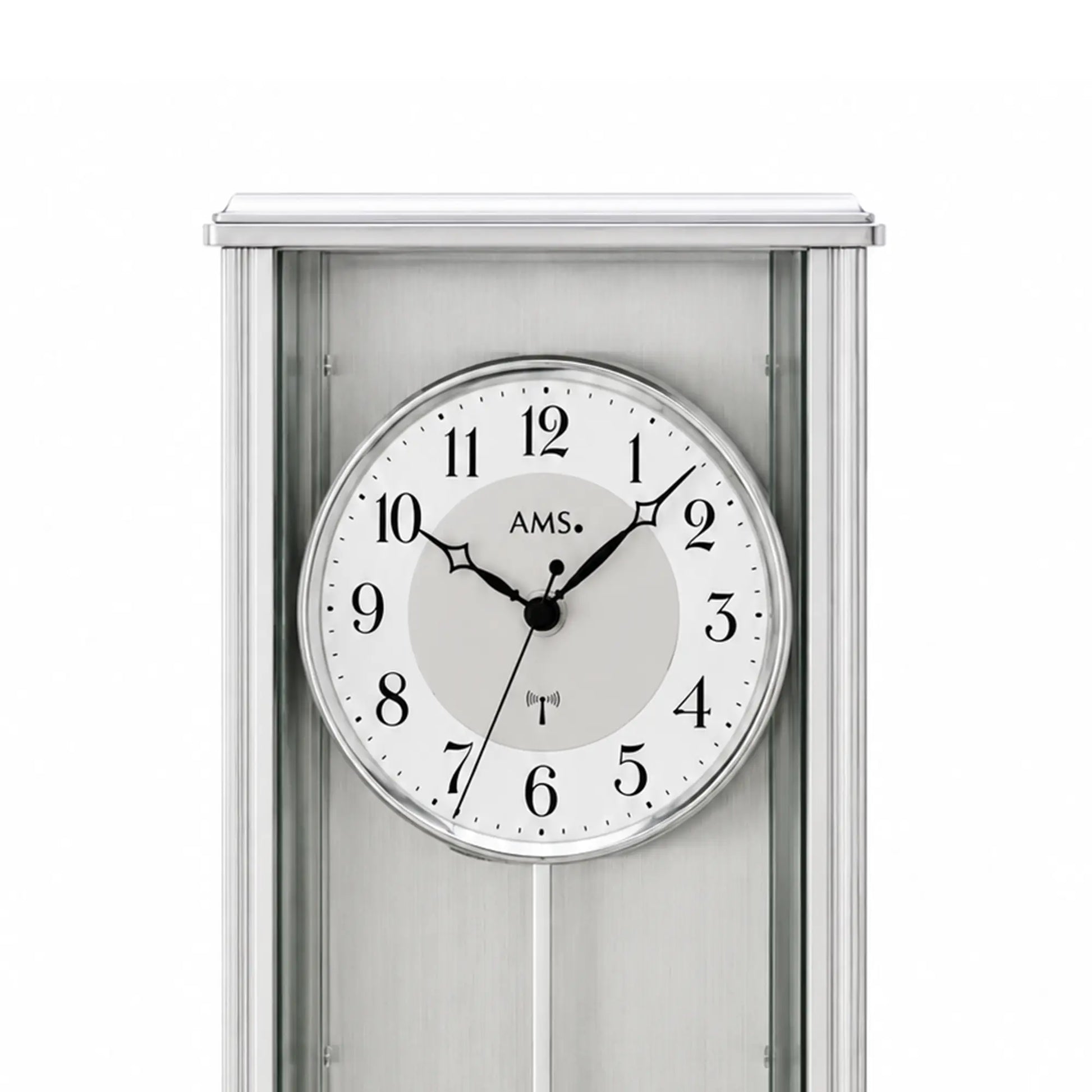 Wanduhr-Ziffernblatt der silbernen Wanduhr mit AMS-Logo und Minutenskala