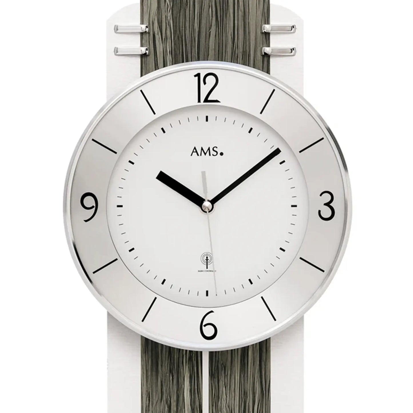 Nahaufnahme der Wanduhr mit AMS-Schrift, runden Ziffern und schwarzen Zeigern