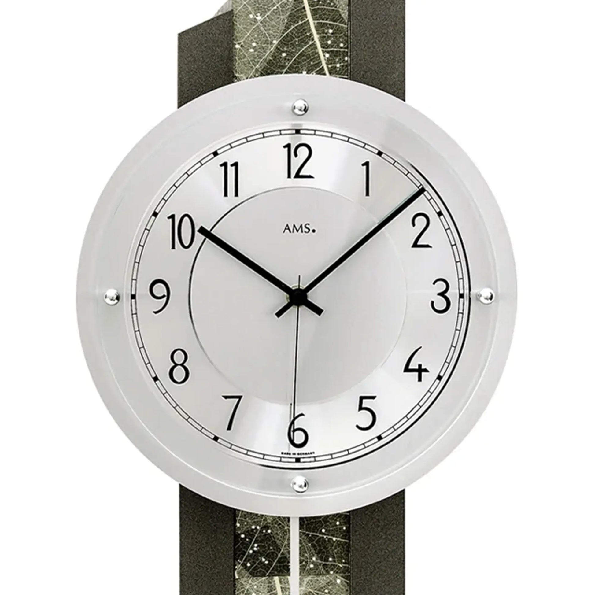 Nahaufnahme Wanduhr: rundes Zifferblatt mit schwarzen Zeigern und AMS-Logo