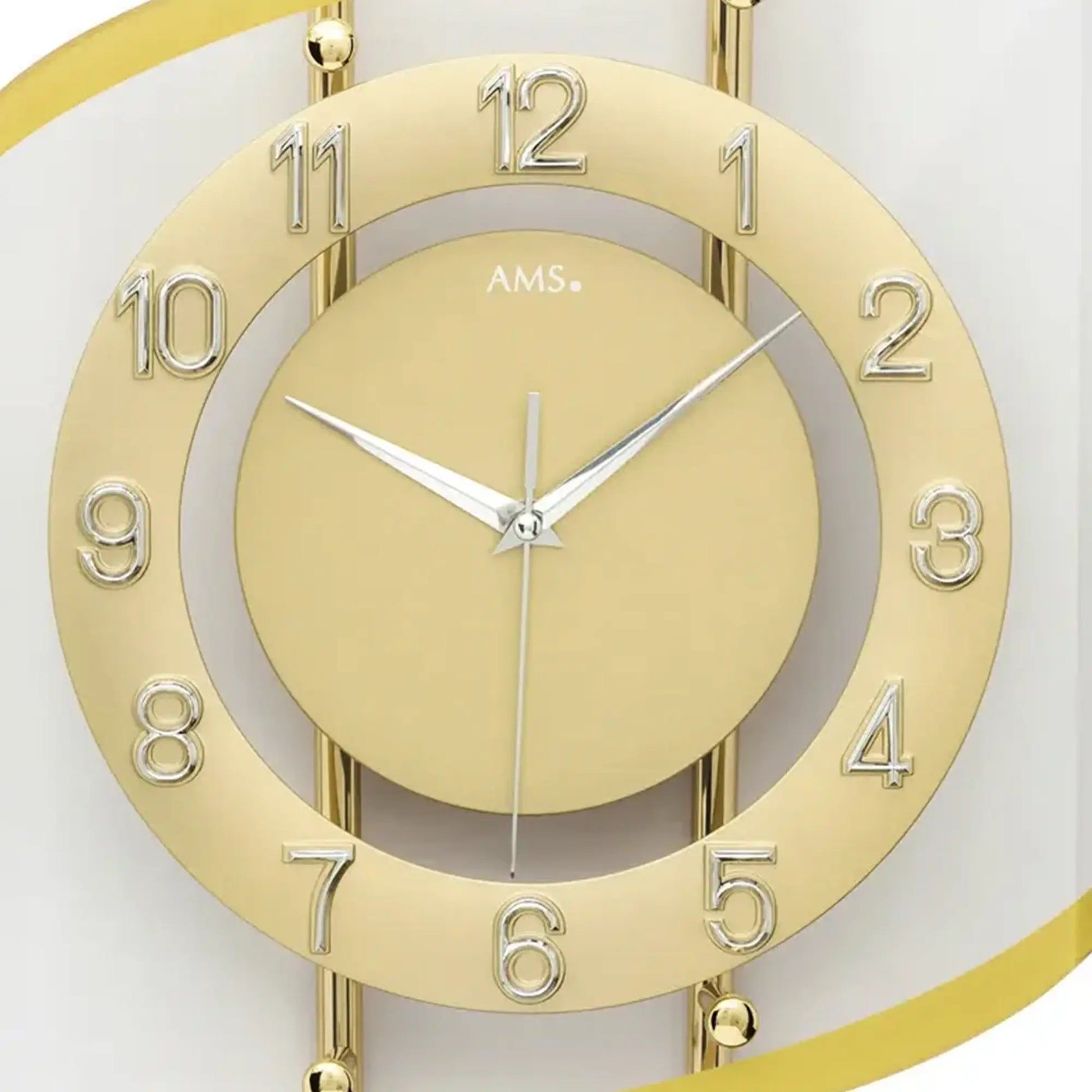 AMS-Wanduhr: Goldziffernblatt mit Zahlenring, Zeigern und Mineralglas, Detailansicht