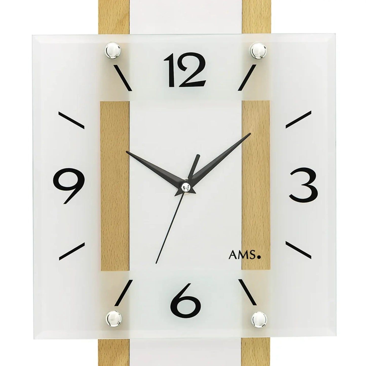 Wanduhr Nahansicht: weißes Zifferblatt, Holzstreifen im Rahmen, schwarze Zeiger